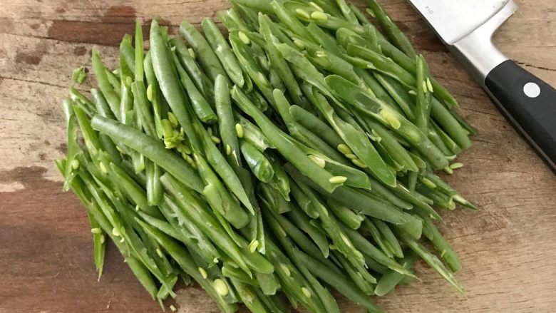 红椒爆炒芸豆丝,首先将芸豆切成丝(便于入味),