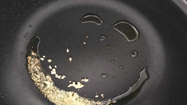 红椒爆炒芸豆丝,倒入蒜末,煸炒出香味,