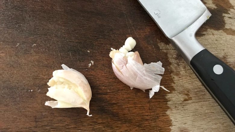 红椒爆炒芸豆丝,大蒜拍扁,