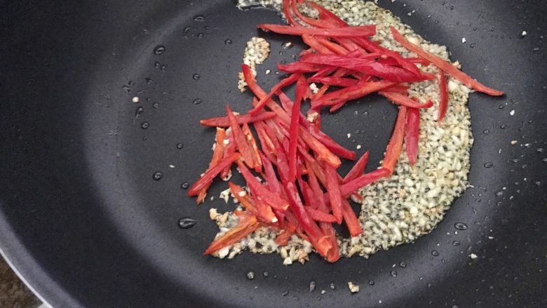 红椒爆炒芸豆丝,再将红辣椒加进来,也煸炒出香味,