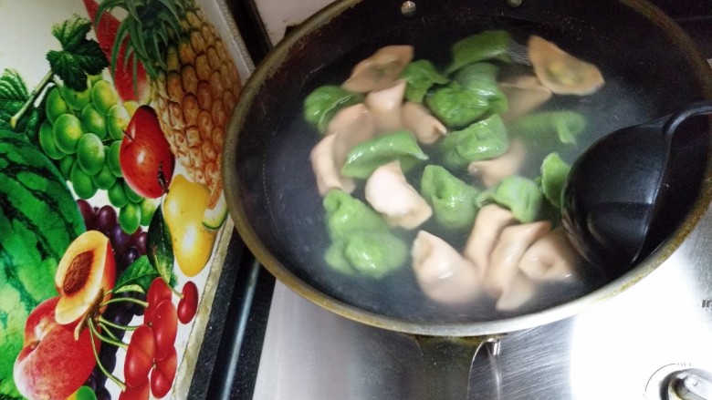 蔬菜水饺,放入饺子,用勺子顺着锅边顺时针搅