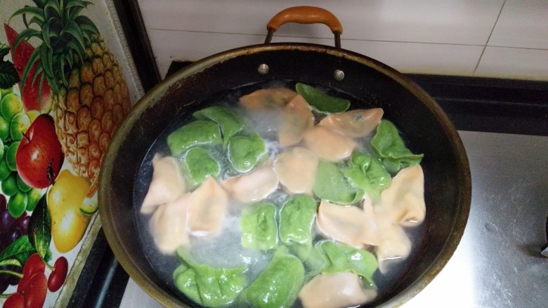 蔬菜水饺,待饺子浮上水面,煮两分钟就盛出