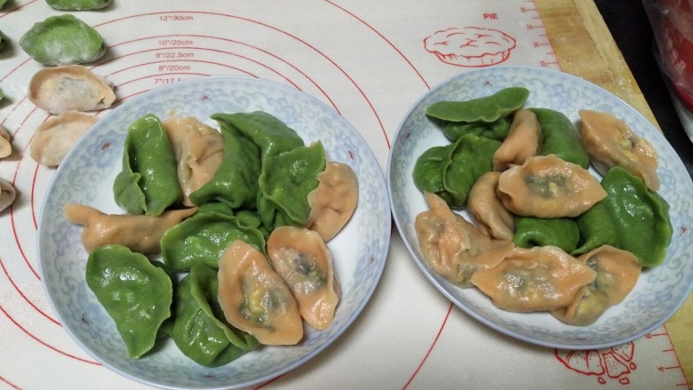 蔬菜水饺,成品上桌,沾着醋,蒜末吃,好爽