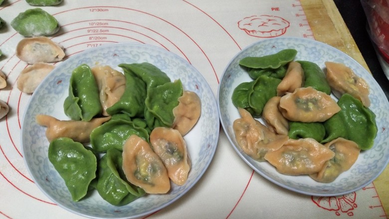 蔬菜水饺,成品上桌，沾着醋,蒜末吃，好爽