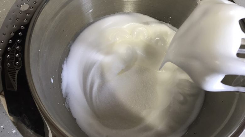 柠檬甜甜圈,继续高速打发至大弯勾湿性发泡状,加入剩余细砂糖。
