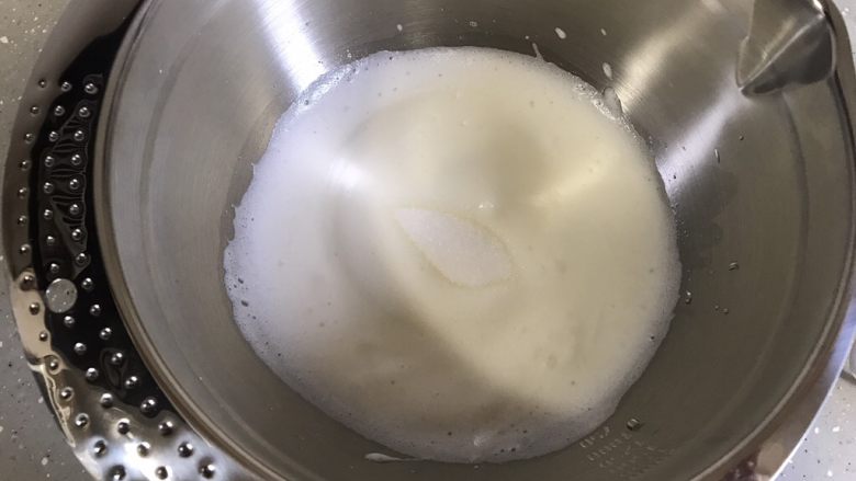 柠檬甜甜圈,高速打发至细腻泡沫状,加入第二次细砂糖。