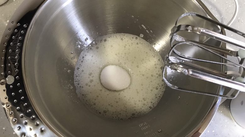 柠檬甜甜圈,打蛋器低速打发至粗泡,加入第一次细砂糖。