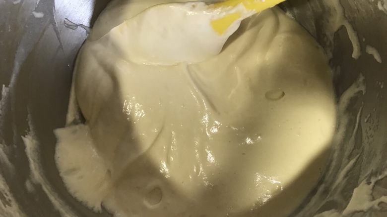 柠檬甜甜圈,将牛奶、油和柠檬汁的混合物倒入蛋糕糊,翻拌均匀。制作好的蛋糕糊非常有光泽。