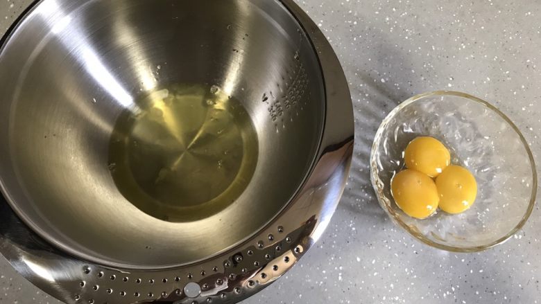柠檬甜甜圈,分离好蛋清和蛋黄,容器保证无油无水。