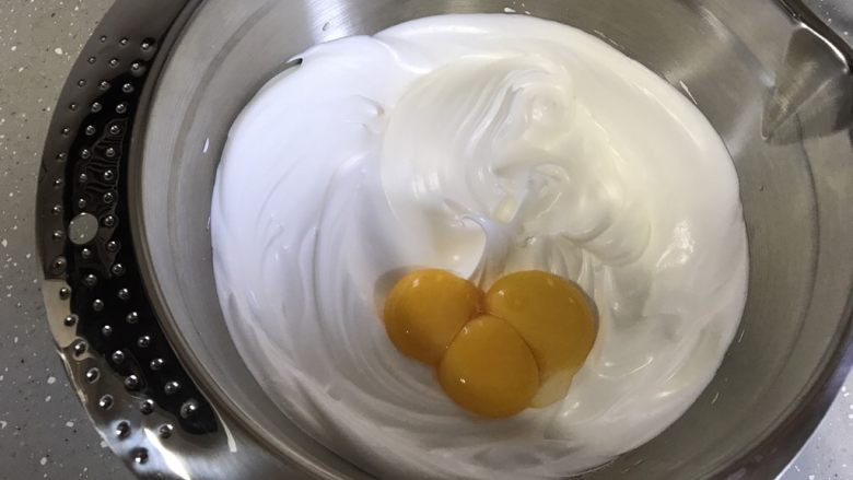柠檬甜甜圈,加入蛋黄,继续中速打发几分钟。