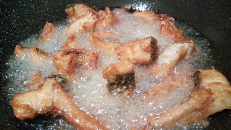 麻辣鲜香黑鱼块,全部油炸好,再放入锅里复炸一次,保证鱼块吃起来酥的口感