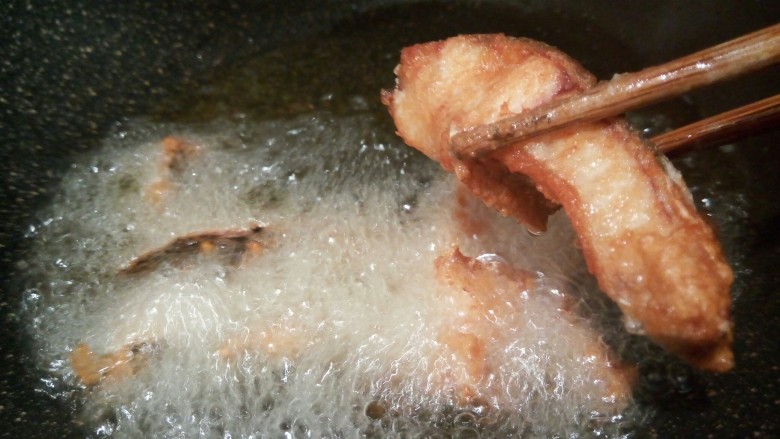 麻辣鲜香黑鱼块,炸至鱼块表面酥,就可以(鱼肉很容易熟透)盛盘