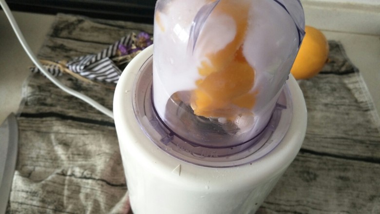 #网红甜点DIY家庭手做#芒果花思慕雪碗,用料理机打至细滑,记得多打一下,打细腻一点