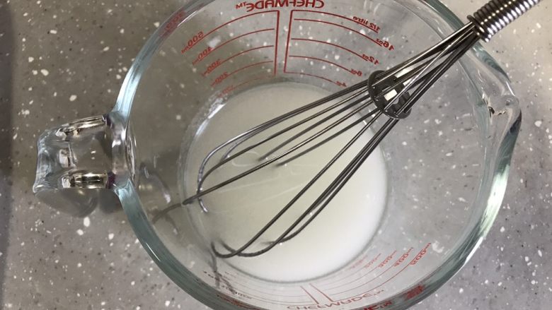 青葡萄海绵蛋糕,食用油和清水搅拌均匀,充分乳化。