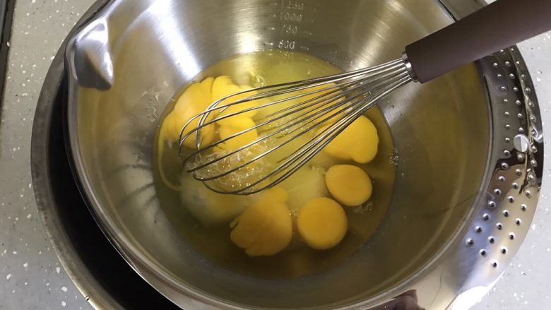 青葡萄海绵蛋糕,全蛋液加细砂糖用手抽搅拌均匀,隔水加热至40度左右。