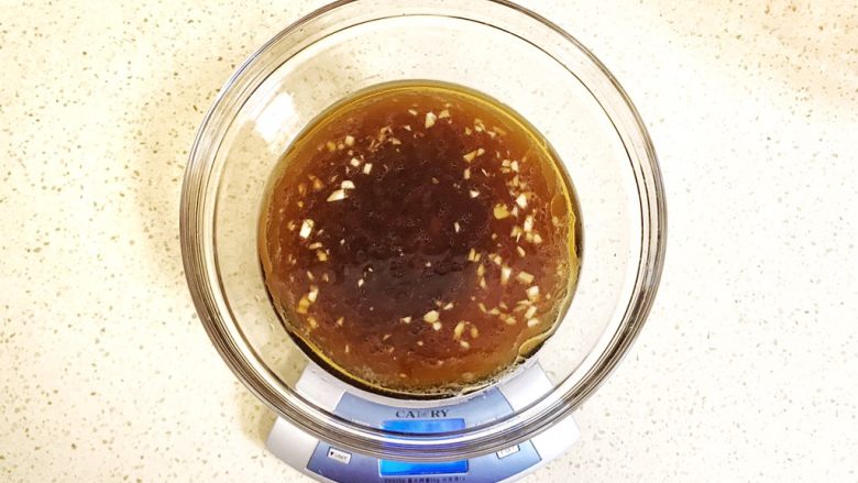 花样面条+中式荞麦冷面,加入纯净水,搅拌均匀,立即送进冰箱冷藏