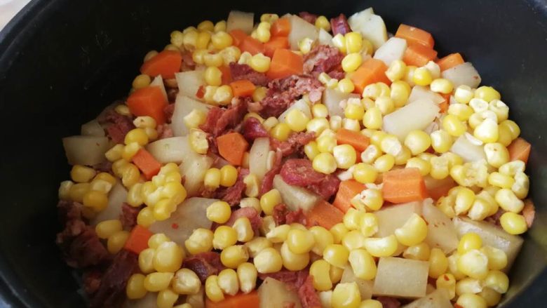 腊肠焖饭,跳闸以后,稍微闷一会再揭开.