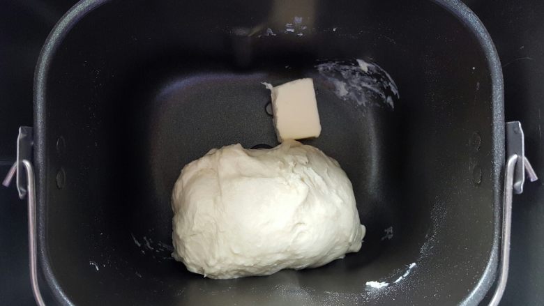 格子吐司(面包机版),第一个揉面程序结束后,将黄油放入,开启第二个揉面程序