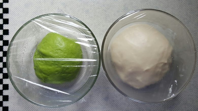 格子吐司(面包机版),将二个面团揉圆,进行基础发酵,现在天气热常温发酵就可以,没必要放面团机内发酵