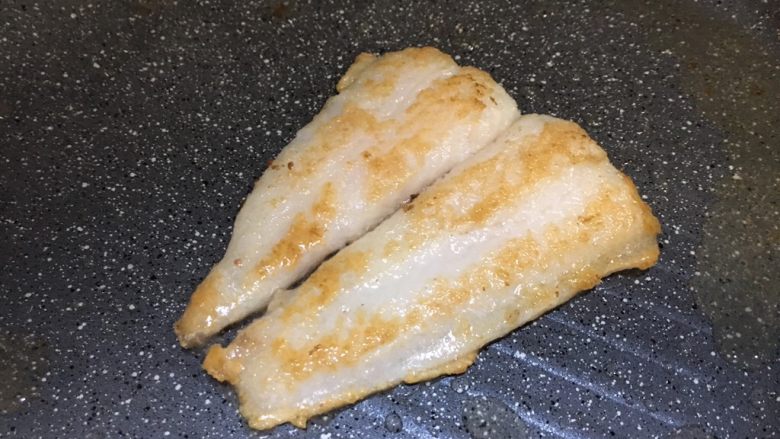 香煎龙利鱼,大概到这样颜色的时候,龙利鱼就熟了,不过我喜欢外层更老一些,就再煎一分钟