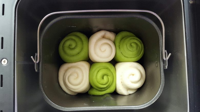 格子吐司(面包机版),发酵到面团明显膨胀后,轻按慢回弹即可