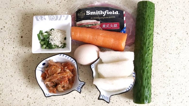 花样面条+中式荞麦冷面,辅菜所需的食材：火腿片、鸡蛋、黄瓜、<a style='color:red;display:inline-block;' href='/shicai/ 2863'>辣白菜</a>、梨片、<a style='color:red;display:inline-block;' href='/shicai/ 141911'>熟白芝麻</a>、葱花