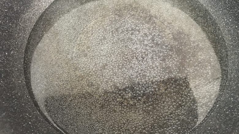 冬瓜粉丝肉丸清汤,锅里煮水,不要煮开,煮至锅底开始冒泡泡就可以了
因为煮开后,肉丸下锅容易散开