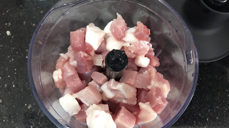 冬瓜粉丝肉丸清汤,放绞肉机里
建议:有时间的还是手剁比较好吃,弹性足,我实在忙不过来,所以懒人法宝了