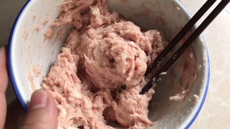 冬瓜粉丝肉丸清汤,然后拼命快速搅拌,直到上劲起胶状