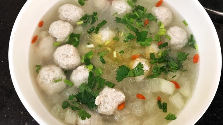 冬瓜粉丝肉丸清汤,撒上葱花,香菜,滴几滴香油,完成,非常美味的说!
