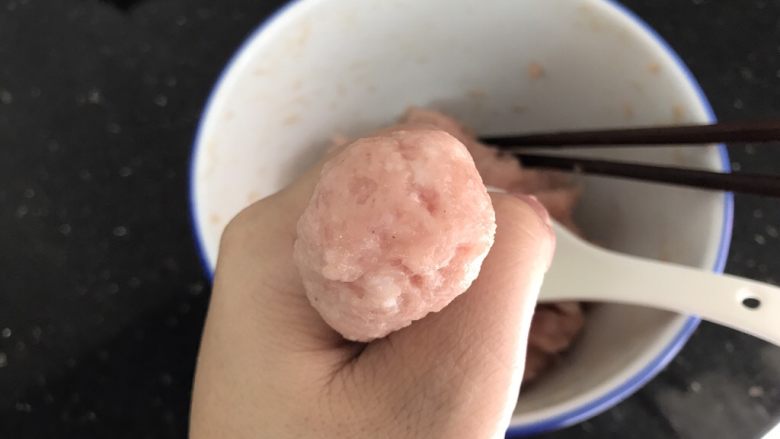 冬瓜粉丝肉丸清汤,手抓一团肉泥,用虎口处往上挤出一个小丸子