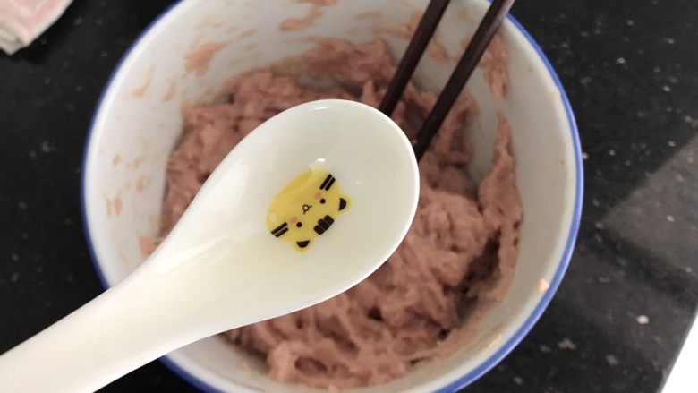 冬瓜粉丝肉丸清汤,准备一个小汤匙,表面刷一层油,预防沾粘