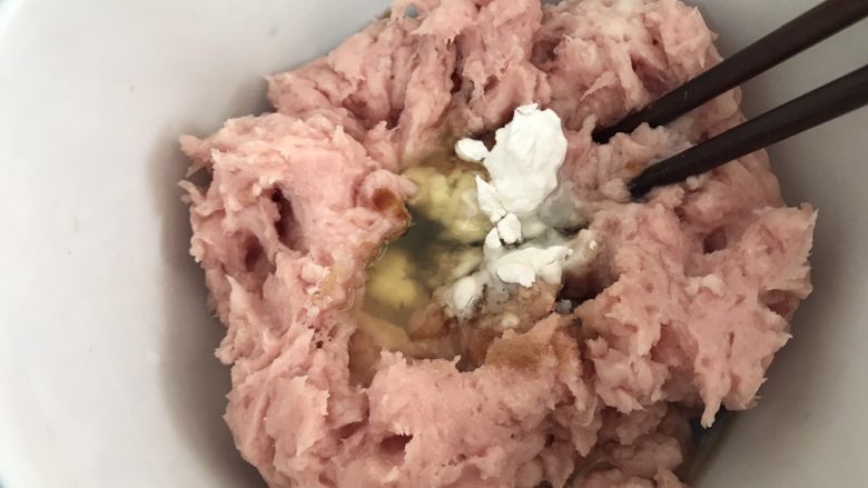 冬瓜粉丝肉丸清汤,加入蚝油半勺,料酒半勺,香油1/3勺,玉米淀粉一匙,姜粉半匙(可以用胡椒粉)盐半匙,鸡蛋清一个(就是不要蛋黄)