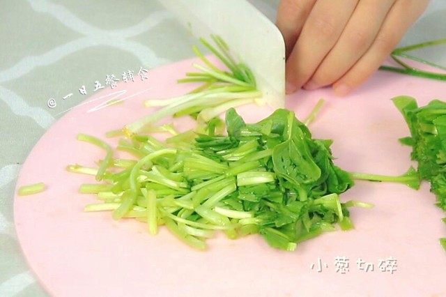 宝宝虾肉大馄饨 宝宝辅食,青菜+馄饨皮,先将青菜邦、小葱切碎。