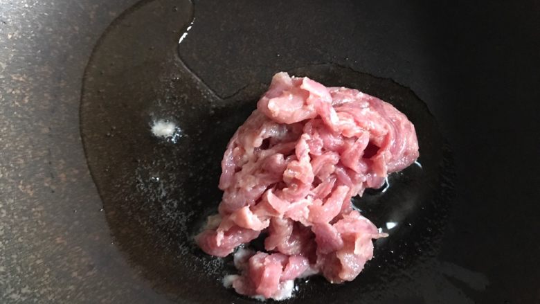 茭白炒肉丝,锅烧热,放入少许油,加入肉丝