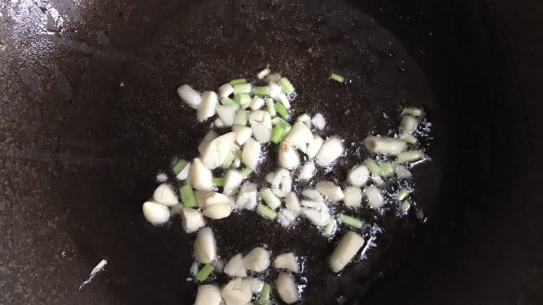 茭白炒肉丝,另起一锅,加入适量油,放入大蒜和葱白,炒香