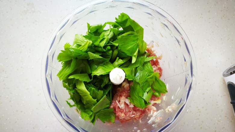 萌萌小羊芹菜猪肉包,加入<a style='color:red;display:inline-block;' href='/shicai/ 2786'>芹菜叶</a>子,再次搅打均匀。