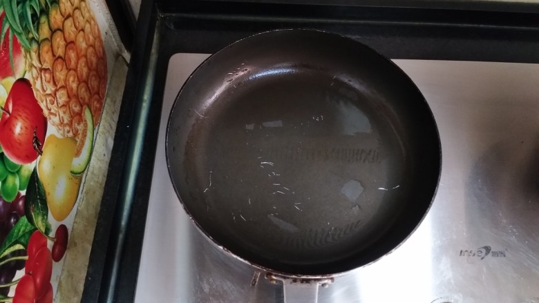 披萨味的薄饼,火上做锅,锅热倒入油