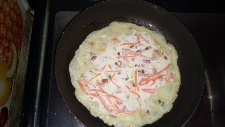 披萨味的薄饼,待饼的四周变透明,翻面儿
