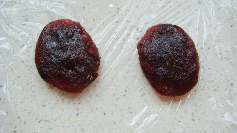 蔓越莓鲷鱼烧,取适量蔓越莓馅儿按扁备用。(也可随个人口味换成其他的馅料)