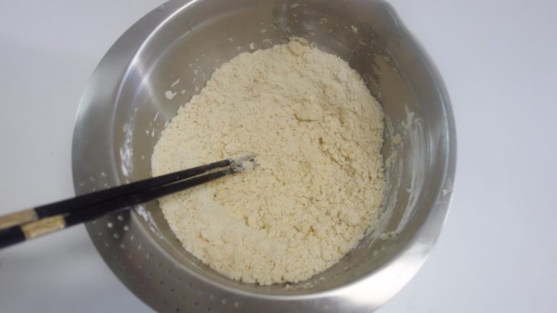 中秋月饼怎么做?手把手教你做蛋黄酥 ,揉好的油皮用保鲜膜装好放冰箱醒面松弛30分钟