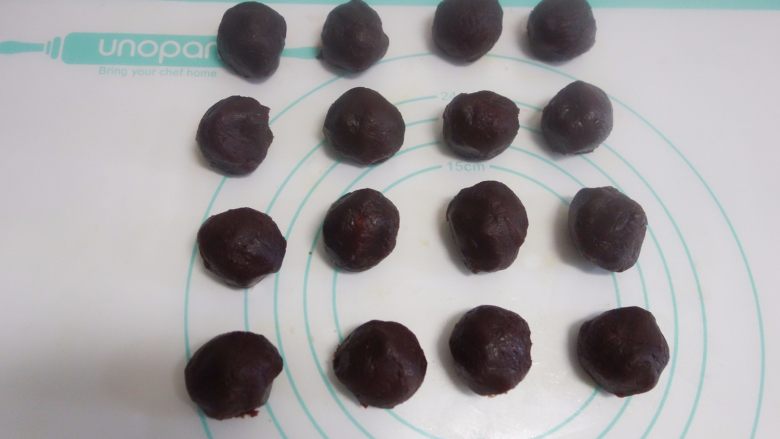 中秋月饼怎么做?手把手教你做蛋黄酥 ,等待的时间把豆沙分成16份,跟蛋黄一起称重,蛋黄+豆沙大概40g/个,因为蛋黄有大小一起称重那做好大小就会一样,取一个豆沙按扁包入一个蛋黄,