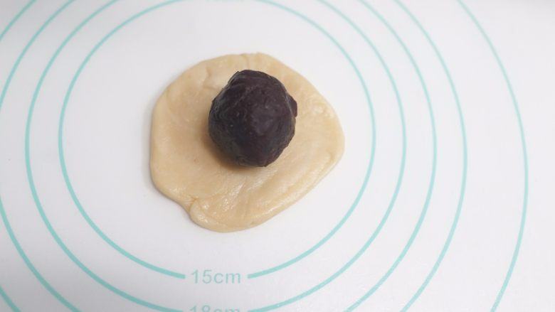 中秋月饼怎么做?手把手教你做蛋黄酥 ,放入豆沙蛋黄用虎口包好收口,