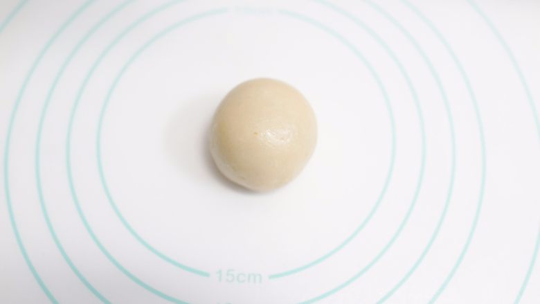 中秋月饼怎么做?手把手教你做蛋黄酥 ,收口都在底部要捏紧以免烤的时候露馅,多余的皮可以揪掉也可以按回去