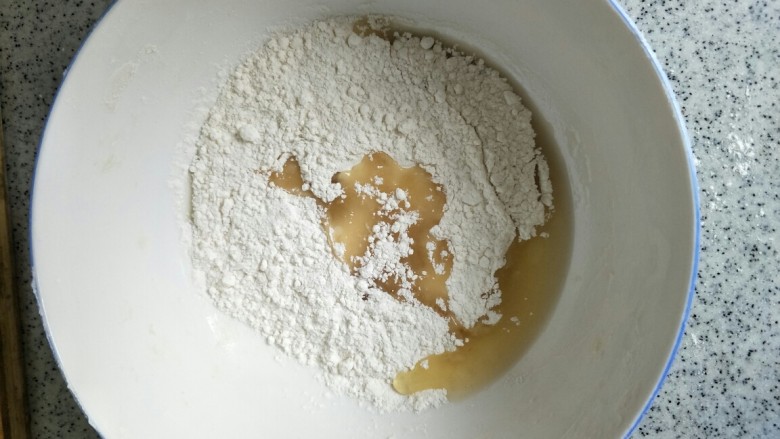 莲花酥,将油面皮的面粉,糖,油,水混合在一起和成面团