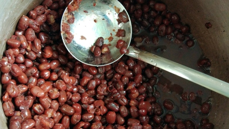 自己做的月饼馅料之~红豆沙,<a style='color:red;display:inline-block;' href='/shicai/ 3607'>红豆</a>加水煮开花,水不要太多,刚刚没过豆豆就可以了。