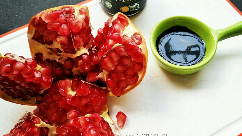 【喜上眉梢·石榴摆盘】,<a style='color:red;display:inline-block;' href='/shicai/ 642'>石榴</a>用刀切去顶盖,用小刀沿凸起的地方从上到下划一刀剥开