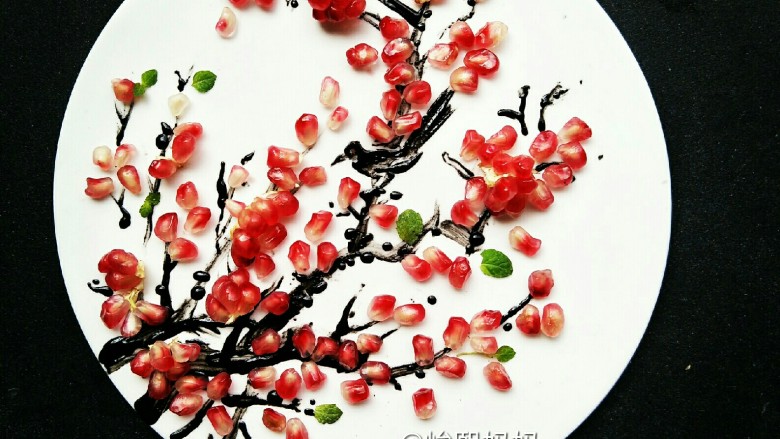 【喜上眉梢·石榴摆盘】,用装了黑芝麻酱的裱花袋笔点画细节,可以再装饰几片薄荷叶