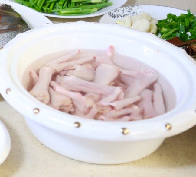 鸡脚螃蟹大虾煲
,<a style='color:red;display:inline-block;' href='/shicai/ 108'>鸡脚</a>用剪刀成段，泡水后沥干备用