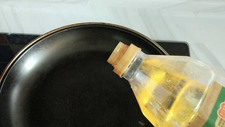 自己做的月饼馅料之~红豆沙,不粘锅加入三分之一<a style='color:red;display:inline-block;' href='/shicai/ 140122'>玉米油</a>。(炒锅也可以,但是要注意火,不要粘锅)